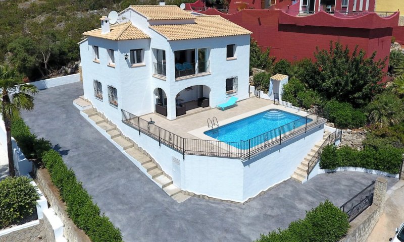 Traumvilla, sonnig, Meerblick, Schwimmbad, ruhige Wohnlage, schöner Grillplatz, Parkplatz, etc.