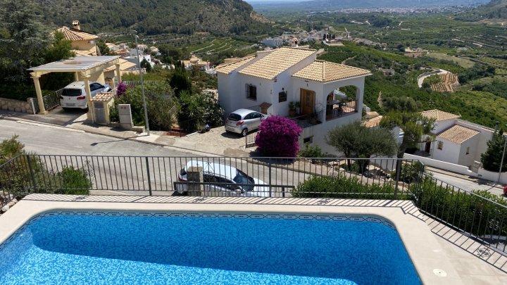 Traumvilla, sonnig, Meerblick, Schwimmbad, ruhige Wohnlage, schöner Grillplatz, Parkplatz, etc.