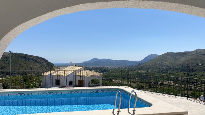 Traumvilla, sonnig, Meerblick, Schwimmbad, ruhige Wohnlage, schöner Grillplatz, Parkplatz, etc.