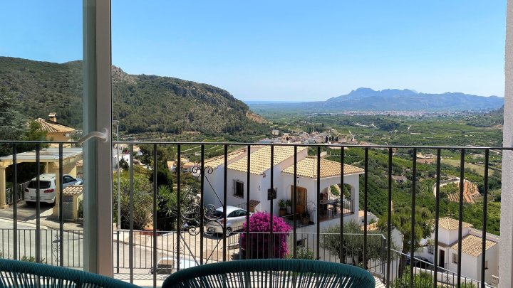 Traumvilla, sonnig, Meerblick, Schwimmbad, ruhige Wohnlage, schöner Grillplatz, Parkplatz, etc.
