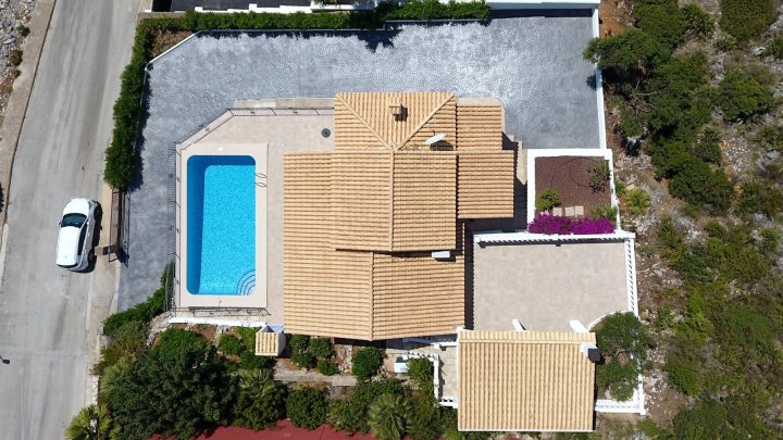 Traumvilla, sonnig, Meerblick, Schwimmbad, ruhige Wohnlage, schöner Grillplatz, Parkplatz, etc.