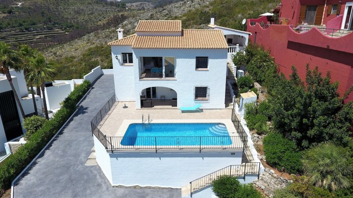 Traumvilla, sonnig, Meerblick, Schwimmbad, ruhige Wohnlage, schöner Grillplatz, Parkplatz, etc.