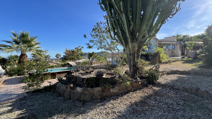 Renovierungsbedürftige Villa mit riesigem Grundstück, 2 Garagen und herrlicher Aussicht in La Sella