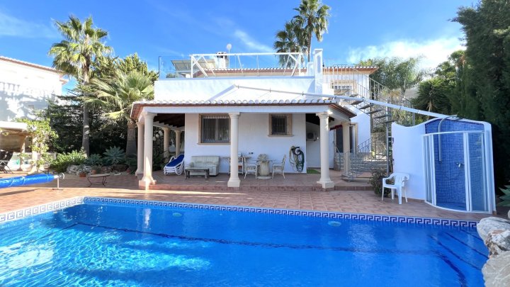 Top gepflegte Villa mit herrlicher Meersicht und vielen Extras in Denia am Montgo
