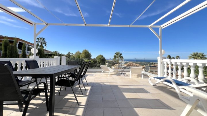 Top gepflegte Villa mit herrlicher Meersicht und vielen Extras in Denia am Montgo