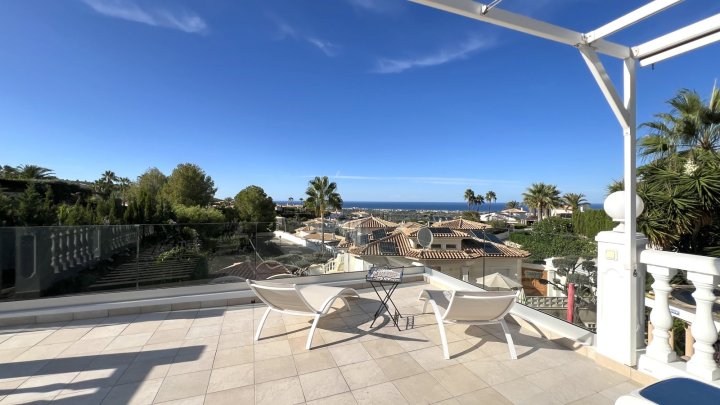 Top gepflegte Villa mit herrlicher Meersicht und vielen Extras in Denia am Montgo