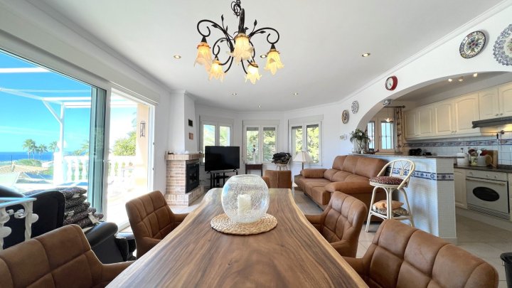 Top gepflegte Villa mit herrlicher Meersicht und vielen Extras in Denia am Montgo