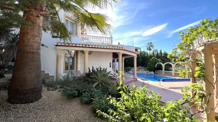 Top gepflegte Villa mit herrlicher Meersicht und vielen Extras in Denia am Montgo