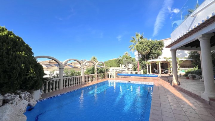 Top gepflegte Villa mit herrlicher Meersicht und vielen Extras in Denia am Montgo