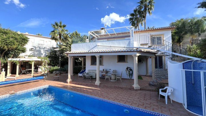 Top gepflegte Villa mit herrlicher Meersicht und vielen Extras in Denia am Montgo