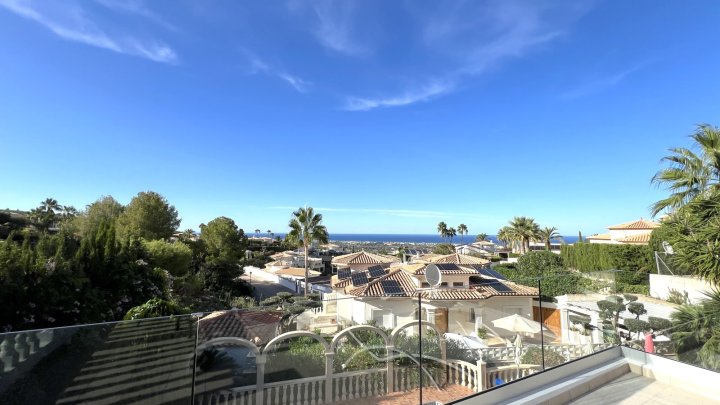 Top gepflegte Villa mit herrlicher Meersicht und vielen Extras in Denia am Montgo