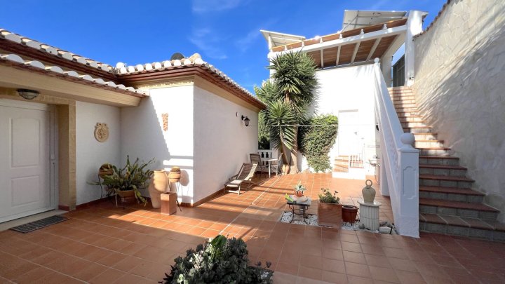 Top gepflegte Villa mit herrlicher Meersicht und vielen Extras in Denia am Montgo