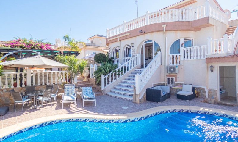 Wunderschöne Villa mit 5 Schlafzimmern, 5 Bädern, Gästeappartement und Privatpool