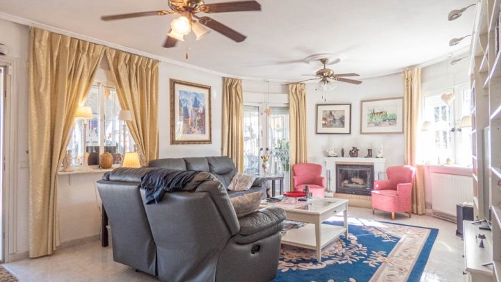 Wunderschöne Villa mit 5 Schlafzimmern, 5 Bädern, Gästeappartement und Privatpool