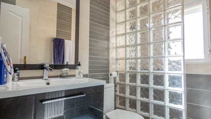 Wunderschöne Villa mit 5 Schlafzimmern, 5 Bädern, Gästeappartement und Privatpool