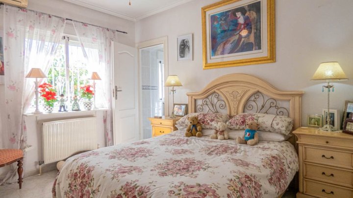 Wunderschöne Villa mit 5 Schlafzimmern, 5 Bädern, Gästeappartement und Privatpool