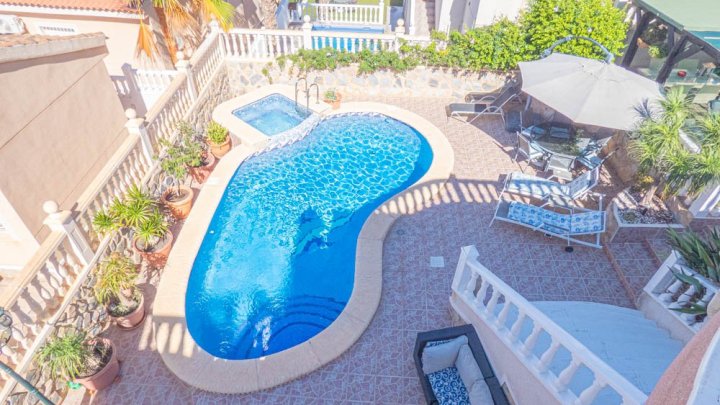 Wunderschöne Villa mit 5 Schlafzimmern, 5 Bädern, Gästeappartement und Privatpool