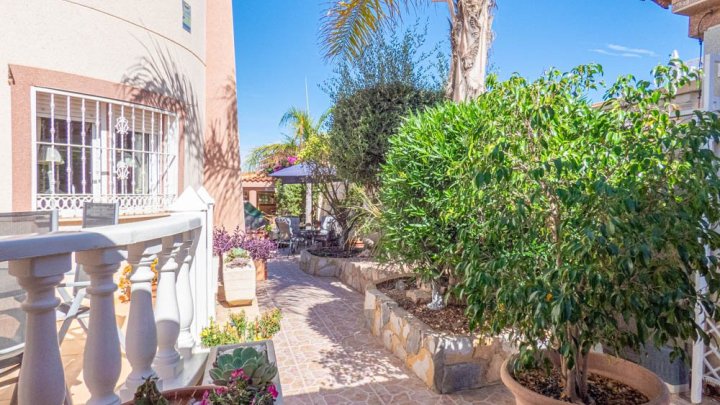 Wunderschöne Villa mit 5 Schlafzimmern, 5 Bädern, Gästeappartement und Privatpool