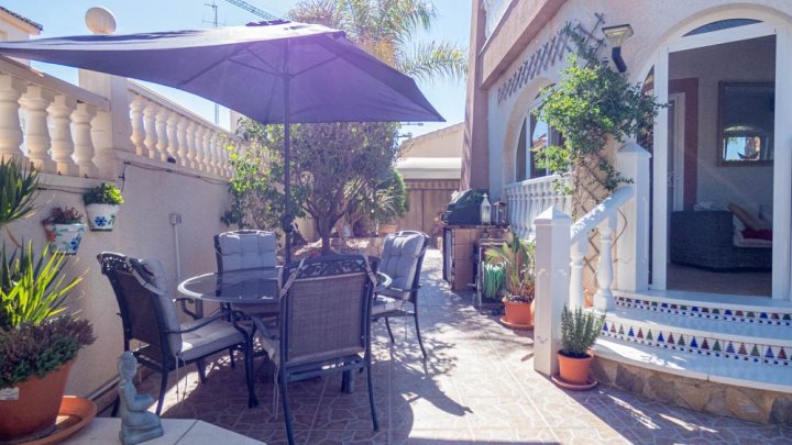 Wunderschöne Villa mit 5 Schlafzimmern, 5 Bädern, Gästeappartement und Privatpool