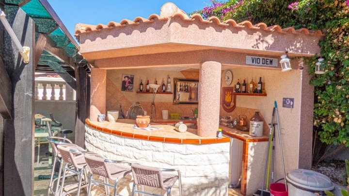 Wunderschöne Villa mit 5 Schlafzimmern, 5 Bädern, Gästeappartement und Privatpool
