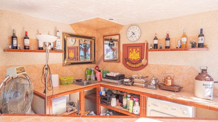 Wunderschöne Villa mit 5 Schlafzimmern, 5 Bädern, Gästeappartement und Privatpool