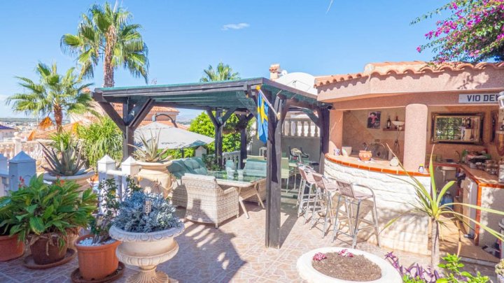 Wunderschöne Villa mit 5 Schlafzimmern, 5 Bädern, Gästeappartement und Privatpool