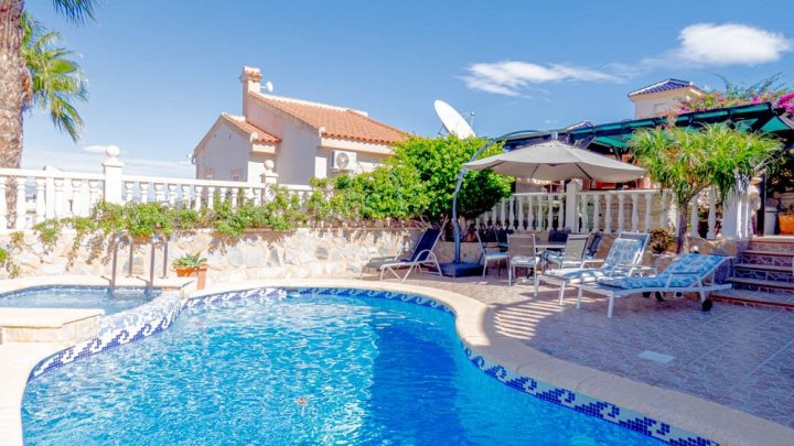 Wunderschöne Villa mit 5 Schlafzimmern, 5 Bädern, Gästeappartement und Privatpool