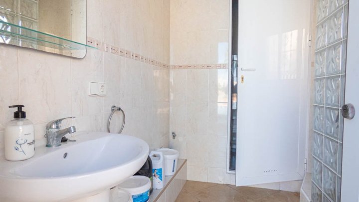 Wunderschöne Villa mit 5 Schlafzimmern, 5 Bädern, Gästeappartement und Privatpool