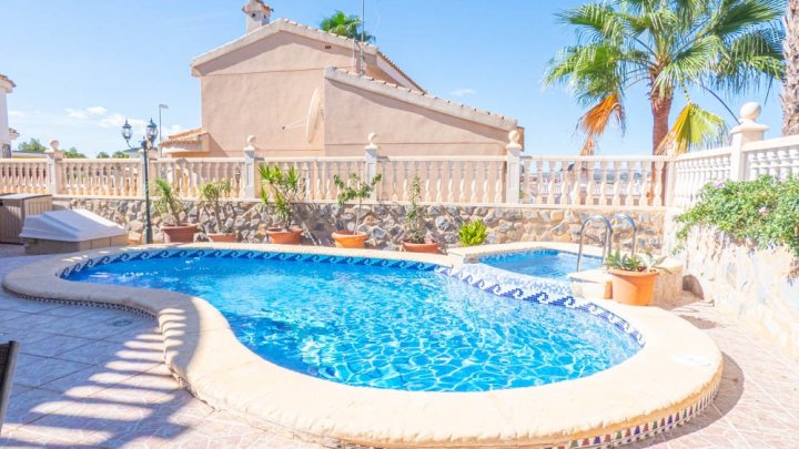 Wunderschöne Villa mit 5 Schlafzimmern, 5 Bädern, Gästeappartement und Privatpool