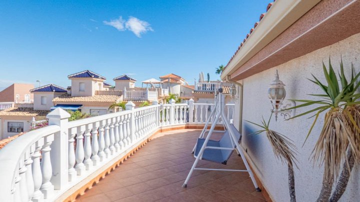 Wunderschöne Villa mit 5 Schlafzimmern, 5 Bädern, Gästeappartement und Privatpool