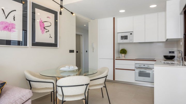 Sehr schöne Obergeschoss-Wohnungen mit 4 Schlafzimmern, 2 Badezimmern, Dachterrasse und 2 Gemeinschaftspool