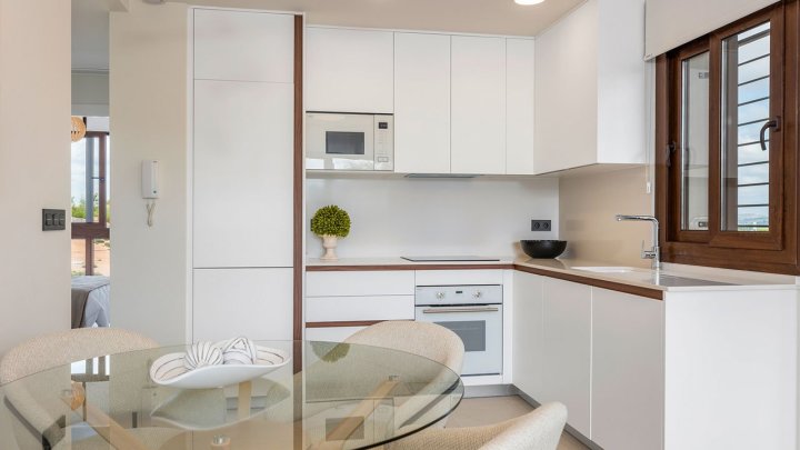 Sehr schöne Obergeschoss-Wohnungen mit 4 Schlafzimmern, 2 Badezimmern, Dachterrasse und 2 Gemeinschaftspool