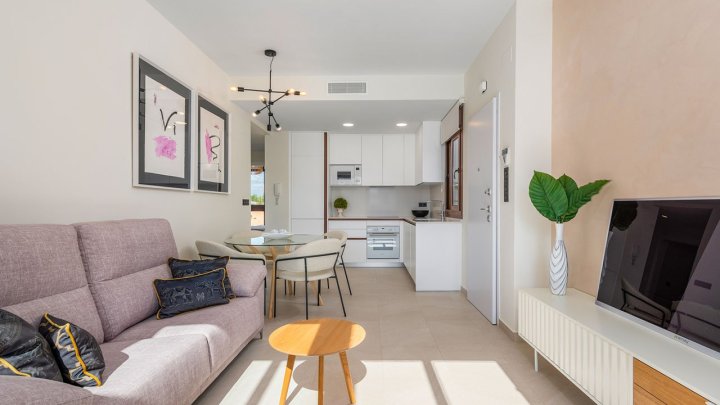 Sehr schöne Obergeschoss-Wohnungen mit 4 Schlafzimmern, 2 Badezimmern, Dachterrasse und 2 Gemeinschaftspool