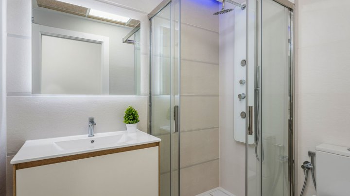 Sehr schöne Obergeschoss-Wohnungen mit 4 Schlafzimmern, 2 Badezimmern, Dachterrasse und 2 Gemeinschaftspool