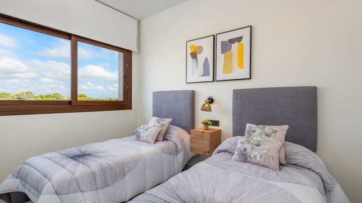 Sehr schöne Obergeschoss-Wohnungen mit 4 Schlafzimmern, 2 Badezimmern, Dachterrasse und 2 Gemeinschaftspool