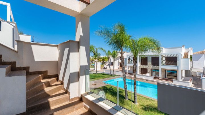 Sehr schöne Obergeschoss-Wohnungen mit 4 Schlafzimmern, 2 Badezimmern, Dachterrasse und 2 Gemeinschaftspool