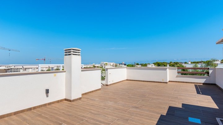 Sehr schöne Obergeschoss-Wohnungen mit 4 Schlafzimmern, 2 Badezimmern, Dachterrasse und 2 Gemeinschaftspool