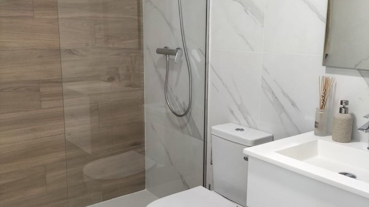 Moderne und komfortable Reihenhäuser mit 2 Schlafzimmern, 2 Bädern und Gemeinschaftspool in Golfanlage