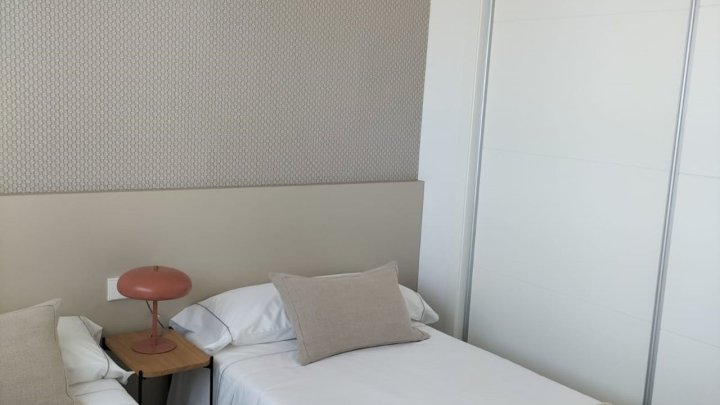 Moderne und komfortable Reihenhäuser mit 2 Schlafzimmern, 2 Bädern und Gemeinschaftspool in Golfanlage