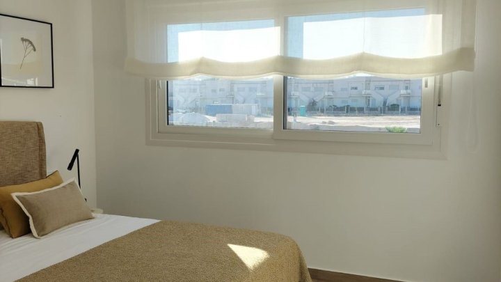 Moderne und komfortable Reihenhäuser mit 2 Schlafzimmern, 2 Bädern und Gemeinschaftspool in Golfanlage