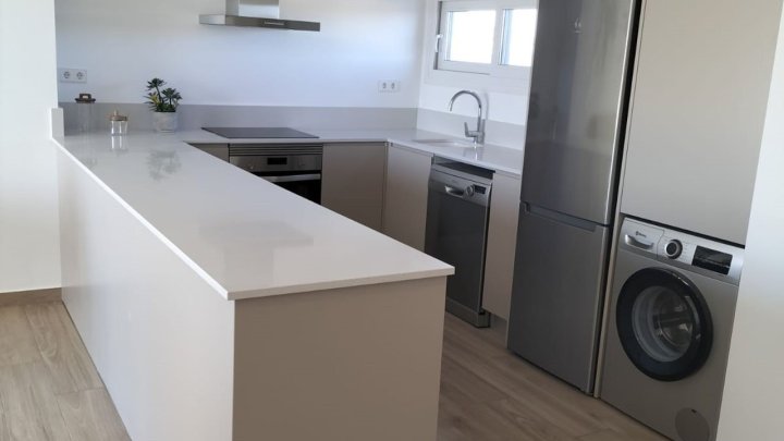 Moderne und komfortable Reihenhäuser mit 2 Schlafzimmern, 2 Bädern und Gemeinschaftspool in Golfanlage