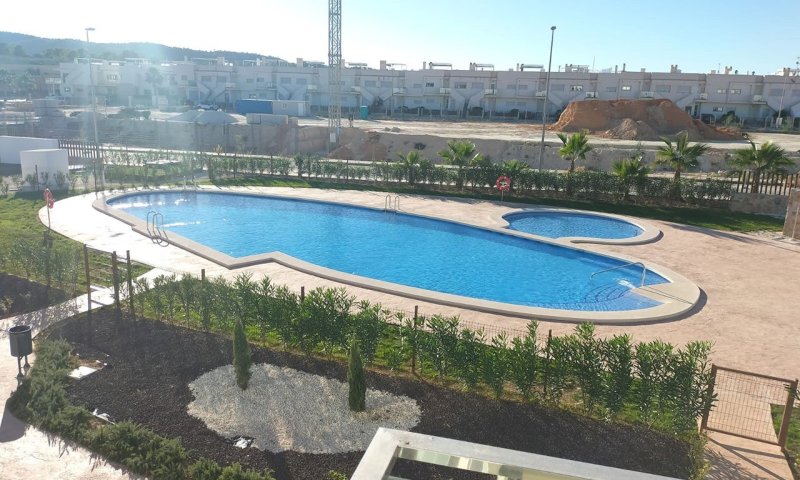 Moderne und komfortable Reihenhäuser mit 2 Schlafzimmern, 2 Bädern und Gemeinschaftspool in Golfanlage