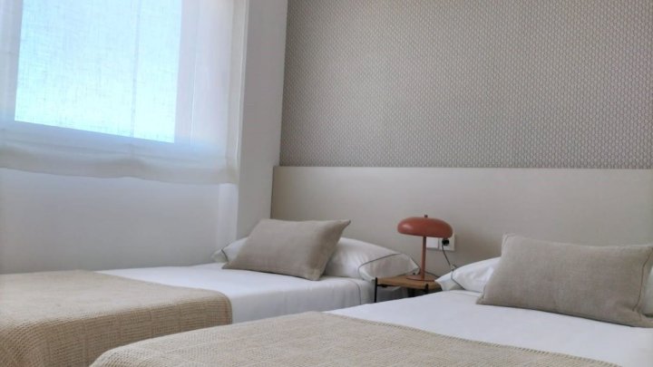 Moderne und komfortable Reihenhäuser mit 3 Schlafzimmern, 2 Bädern und Gemeinschaftspool in Golfanlage