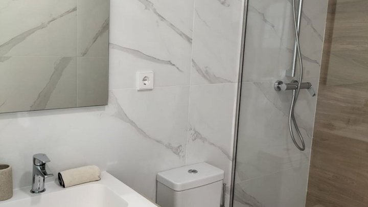 Moderne und komfortable Reihenhäuser mit 3 Schlafzimmern, 2 Bädern und Gemeinschaftspool in Golfanlage