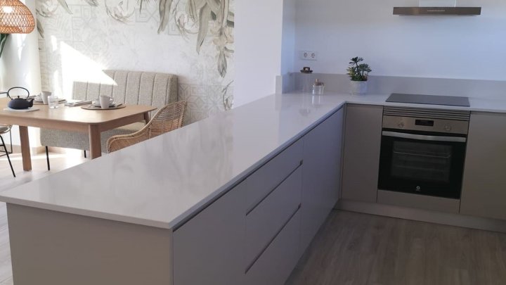 Moderne und komfortable Reihenhäuser mit 3 Schlafzimmern, 2 Bädern und Gemeinschaftspool in Golfanlage