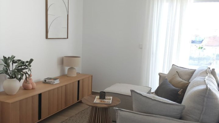 Moderne und komfortable Reihenhäuser mit 3 Schlafzimmern, 2 Bädern und Gemeinschaftspool in Golfanlage