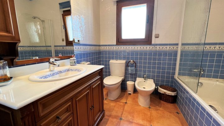 Großzügige Villa mit 5 Schlafzimmern, 3 Bädern, Indoor-Pool, Garage und Sauna