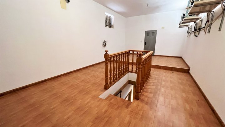 Großzügige Villa mit 5 Schlafzimmern, 3 Bädern, Indoor-Pool, Garage und Sauna