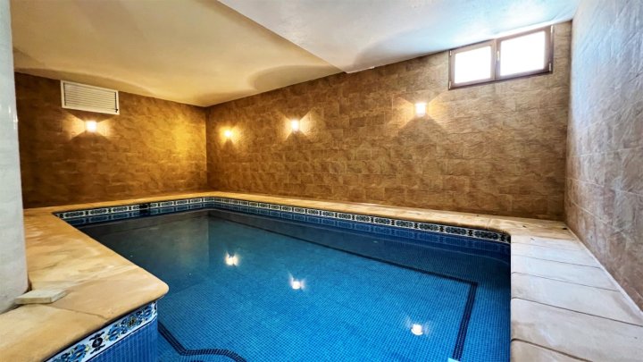 Großzügige Villa mit 5 Schlafzimmern, 3 Bädern, Indoor-Pool, Garage und Sauna