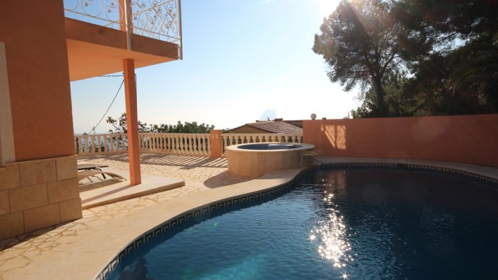 Schöne und sehr geräumige Villa, mit weitem Blick auf Calpe und den berühmten Ifach-Felsen